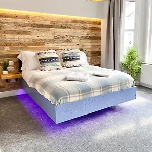  Gasthof Cloud9 - By Coastline Retreats - Newly Renovated, Beautiful Ensuite Near Seafront In Town Centre, Netflix, Superfast Wifi, Communal Kitchen