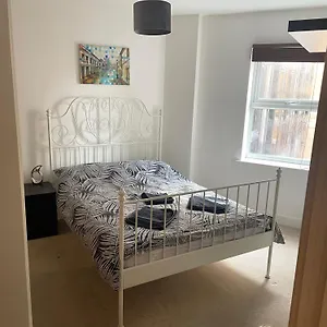 Entire Town Centre 2 Bedroom Very Close To Bournemouth